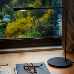 Lumina Flo Desk -Beste Lichtgeschäft 002 Lumina Flos Desk Tisch ambient2 20ee3b10e47ba6c686473cc7ebf8c154